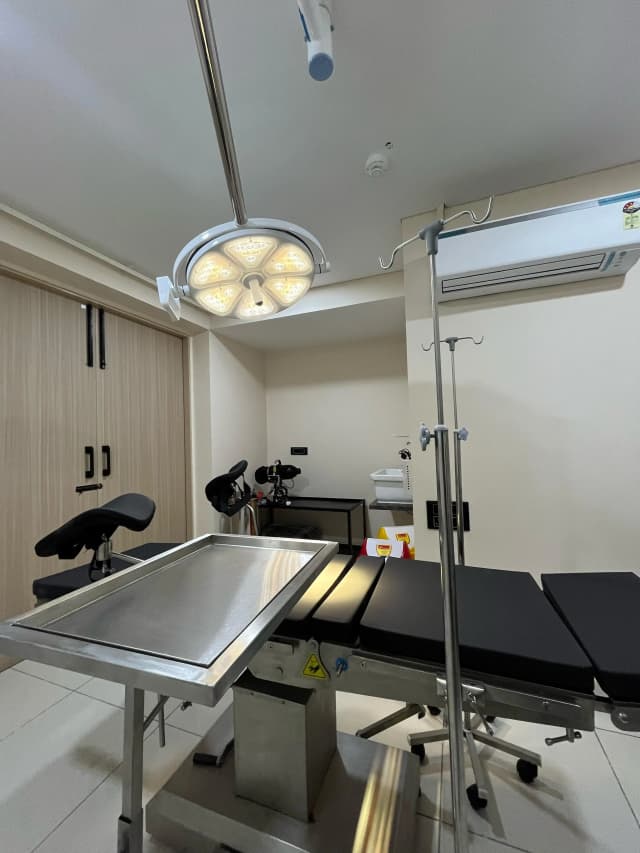 Delivery Table and Surgical Light
